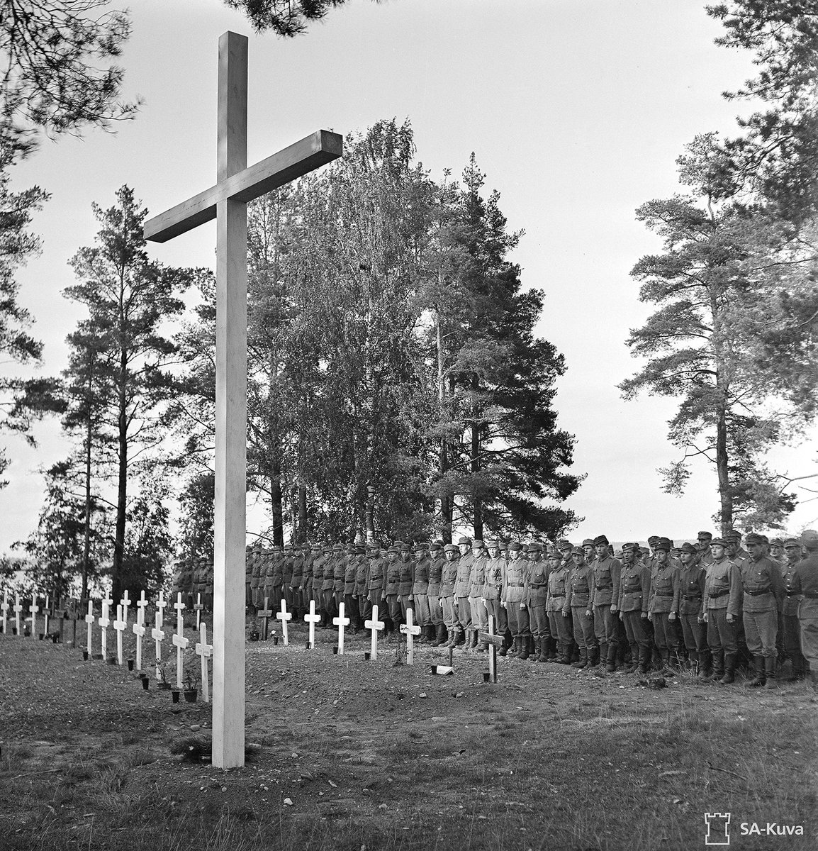 Tänään liputetaan kaatuneitten muistopäivän kunniaksi 🇫🇮

Kaatuneitten muistopäivä on virallinen sankarivainajien muistopäivä, jonka on säätänyt sotamarsalkka C. G. E. Mannerheim vuonna 1940.