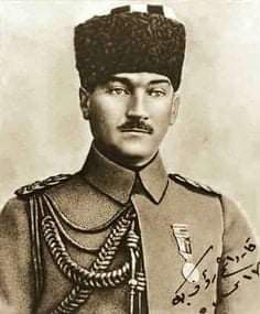 Tuğgeneral Mustafa Kemal, Hamidiye Camii'nde Padişah'a veda etti... Ve İngiliz işgali altındaki Samsun'a hareket etti... Orada 110 altın yani 1 milyon 815 bin lira maaş alacak ve İngiliz İşgal Kuvvetleri Komutanı Yüzbaşı Hurst'e yardım edecek. ,,,