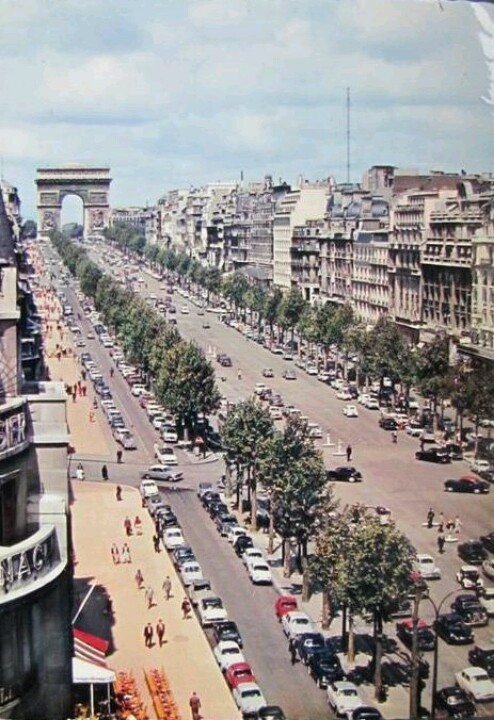 Bonjour. ☕️🥐😊 Avenue des Champs-Élysées. Années 1950. En France