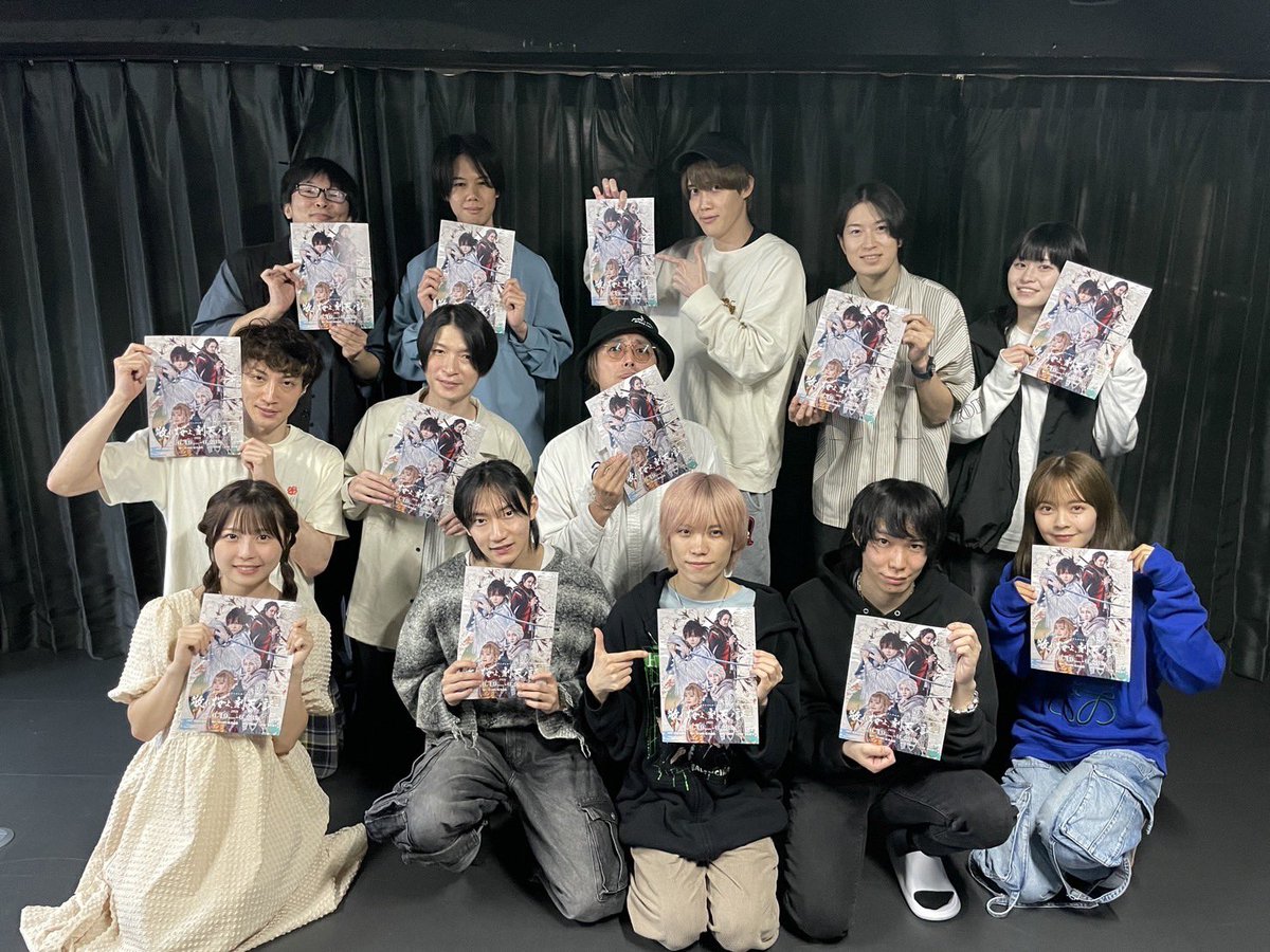 【稽古場より🪭】
先日撮影した集合写真をお届け✨
稽古も日々楽しく進んでおります♪
皆様にお見せできるのをたのしみにしております🌟

#刻め散れ刻2024
#刻め2024
#散れ刻2024