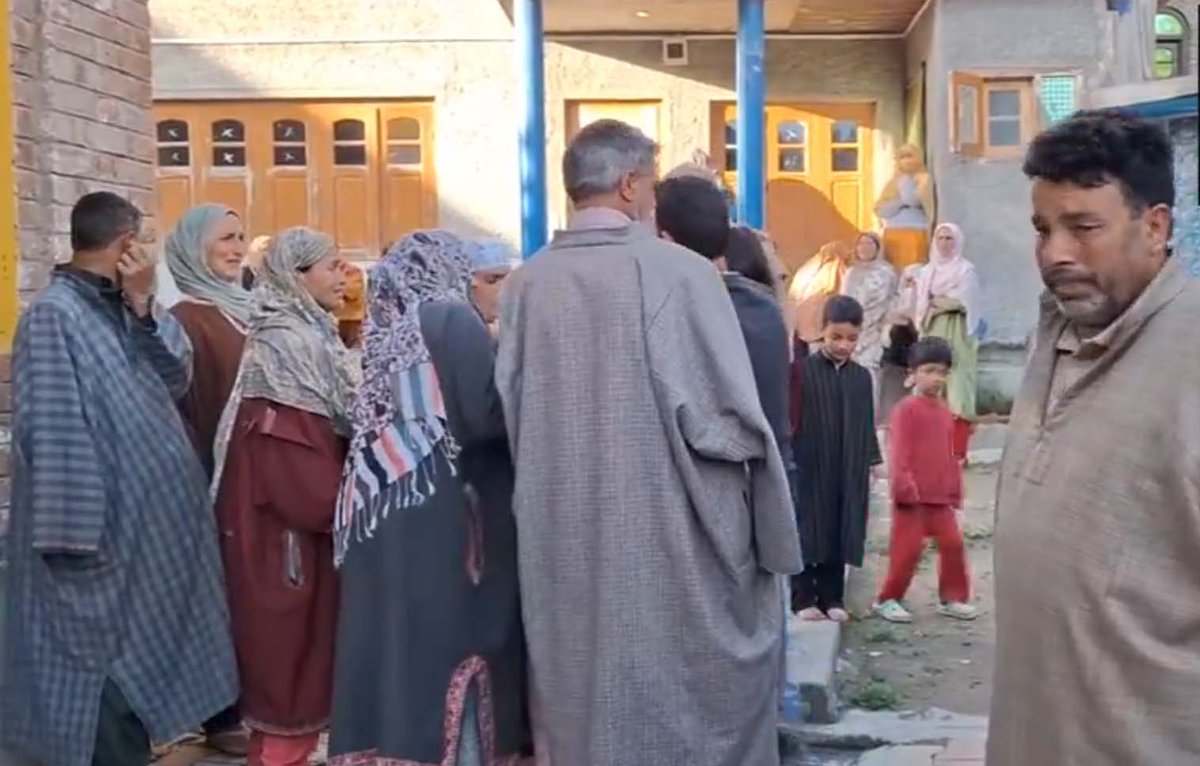 jkmediasocial's tweet photo. #JammuAndKashmir Visuals from outside the residence of BJP leader and ex-Sarpanch Aijaz Ahmad Sheikh, who was shot dead by terrorists yesterday in #Heerpora, #Shopian. https://t.co/CBTVpKTmD1