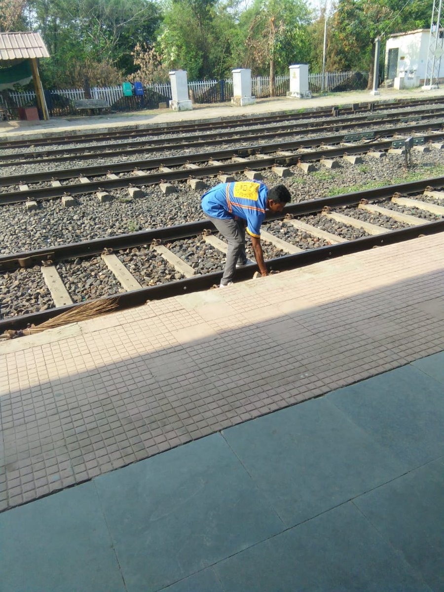 स्वच्छ रेल स्वच्छ भारत के तहत जबलपुर रेल मंडल के कटनी स्टेशन परिसर में आयोजित साफ सफाई व्यवस्था। @gmwcrailway @wc_railway @RailMinIndia