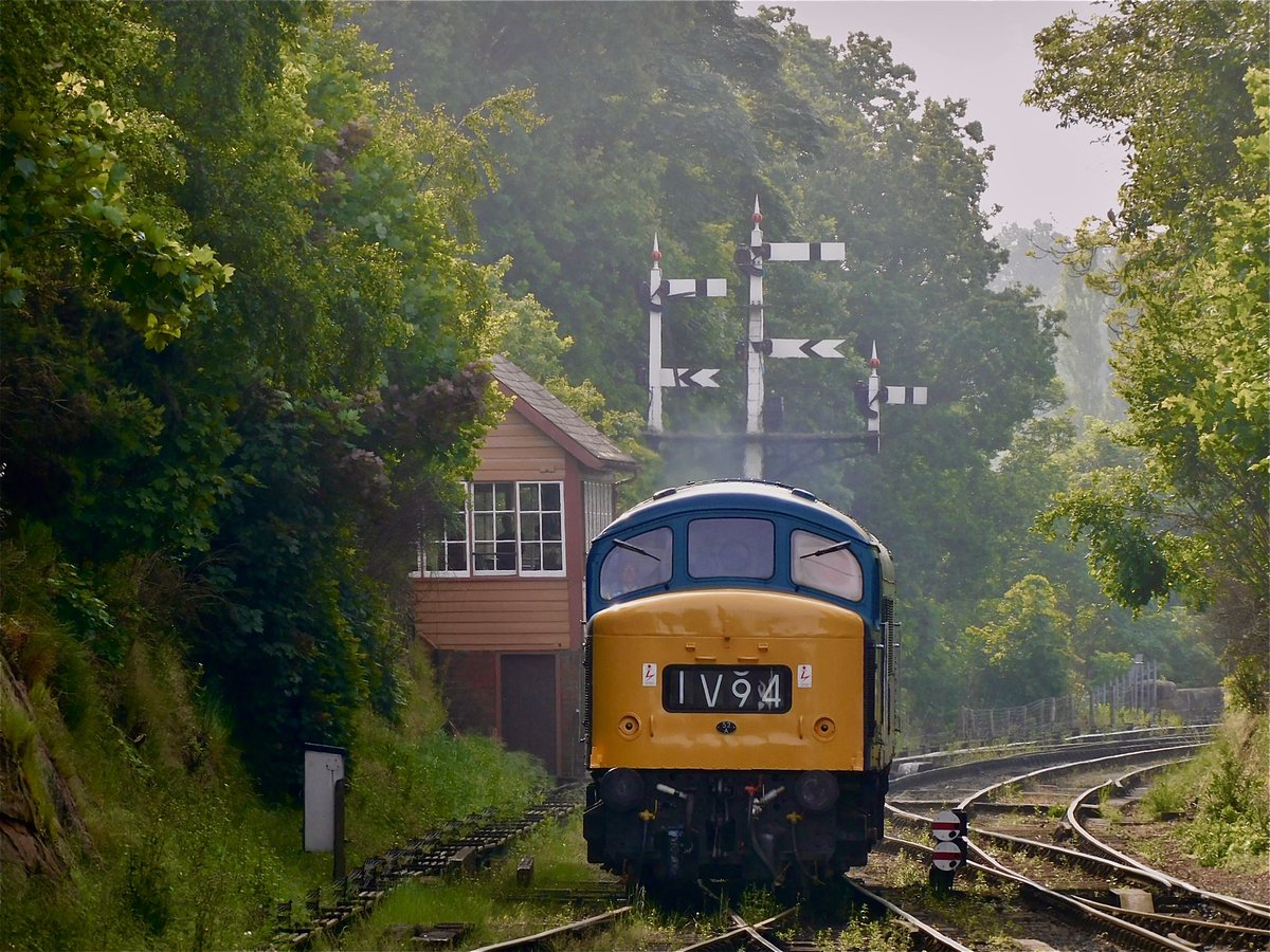 kingy69beard's tweet image. #SemaphoreSunday and #SignalBoxSunday from Bewdley featuring D8568 &amp;amp; 20048, D182 and 33108