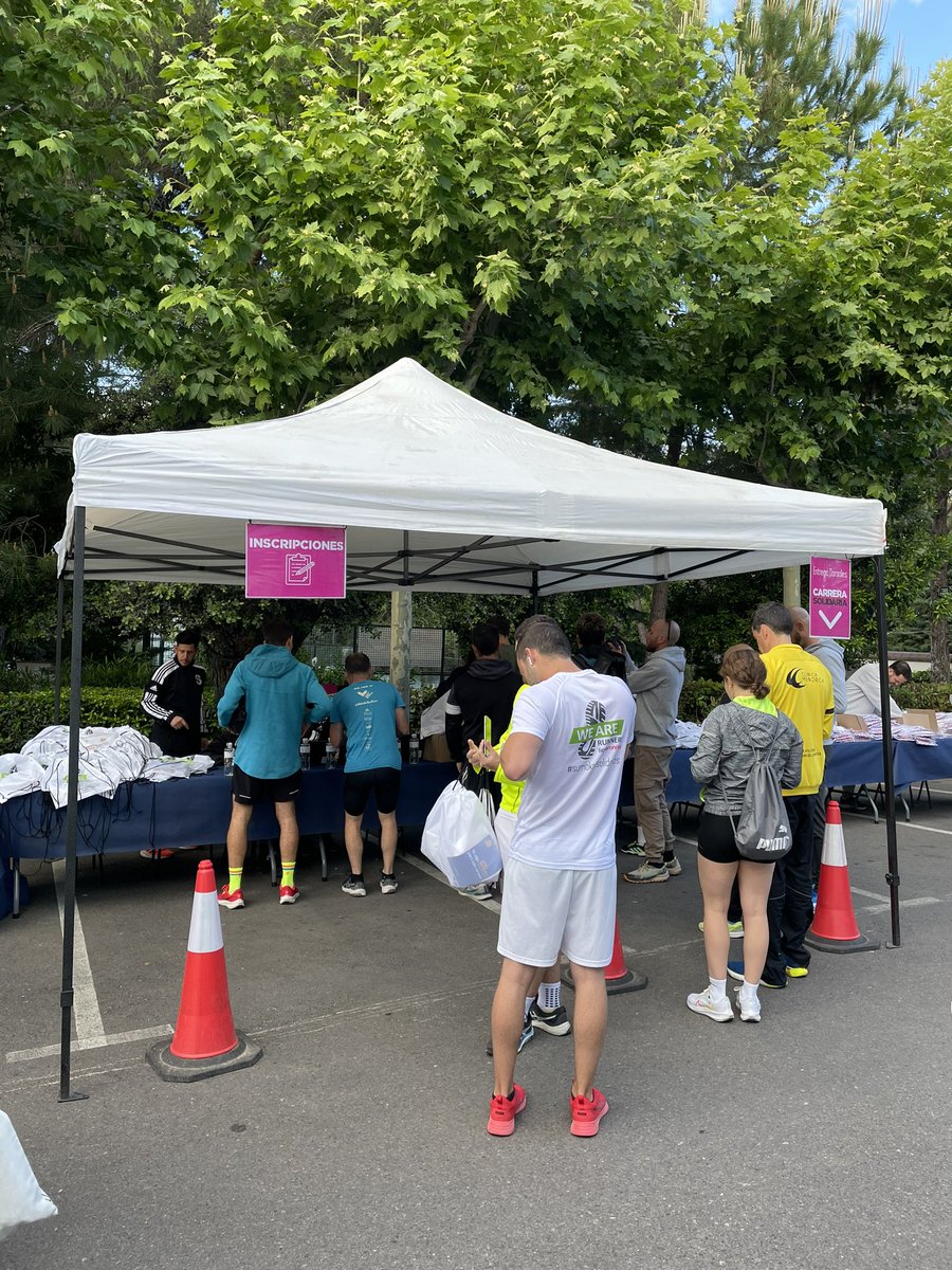 LiceoEuropeo's tweet photo. ¡Qué emoción!

Ya van llegando los primeros #runners a este evento deportivo de carácter solidario.

En nada daremos el pistoletazo de salida, pero mientras tanto… sonrisas, nervios y momentos de calentamiento.
Bienvenidos 😊

#SumaKmSolidarios #LiceoSocial https://t.co/oSp1iYsoHT