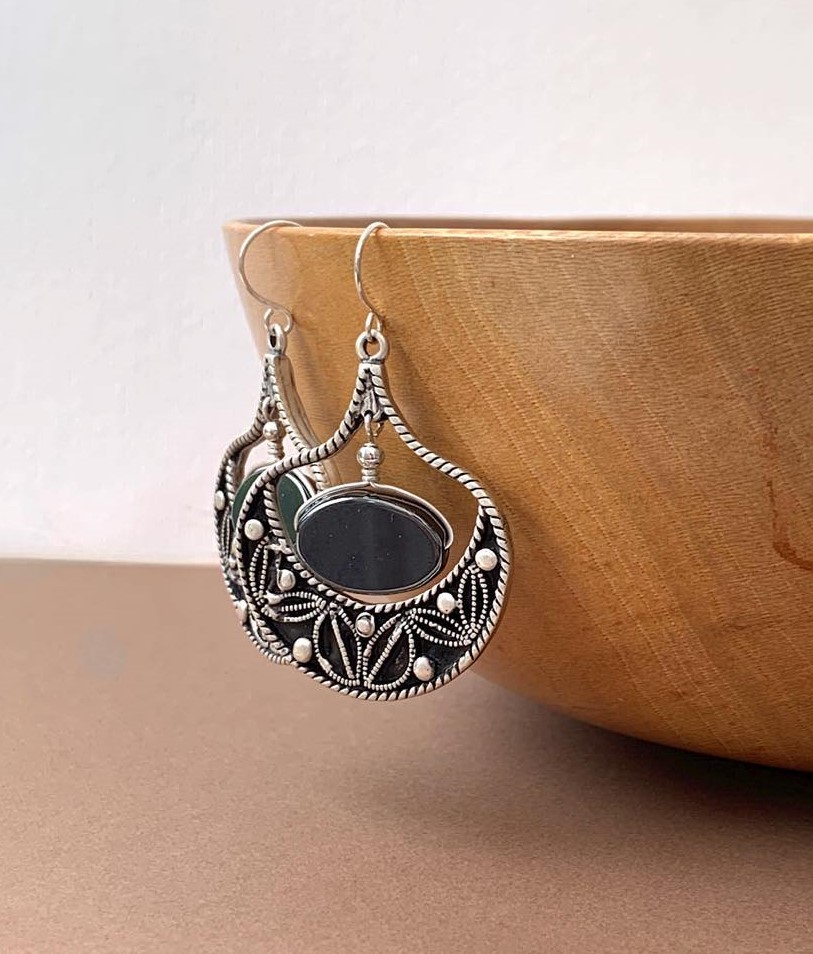 Handcrafted and uniquely designed, these statement earrings comprise hematite gemstones and solid 925 Sterling Silver hooks.

Purchase via Etsy: etsy.com/uk/listing/171…

#hematiteearrings #925sterlingsilver #handcraftedearrings #uniquedesign #chandelierearrings #danglingearrings