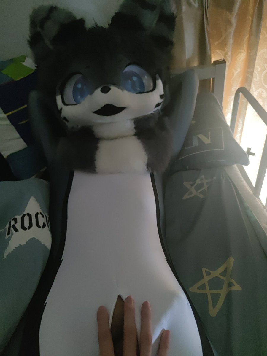 killua24923648's tweet photo. 趁舍友不在的时候偷偷穿毛，结果被突然杀回来的舍友抓了个现行并按在床上😰😰 https://t.co/hkTmaa30Rs