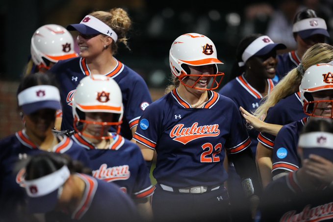 FINAL/5: Auburn 9 Chattanooga 0 Tigers' season is still alive, but they'll go right back into an elimination game against UCF around 9:30 p.m. CST. @MccraryCaitlyn: 3-4, HR, 3 RBI @MakaylaPacker01: 3-4, 3B, 2B, SB @annakw16: 2-2, HR, 3 RBI, BB