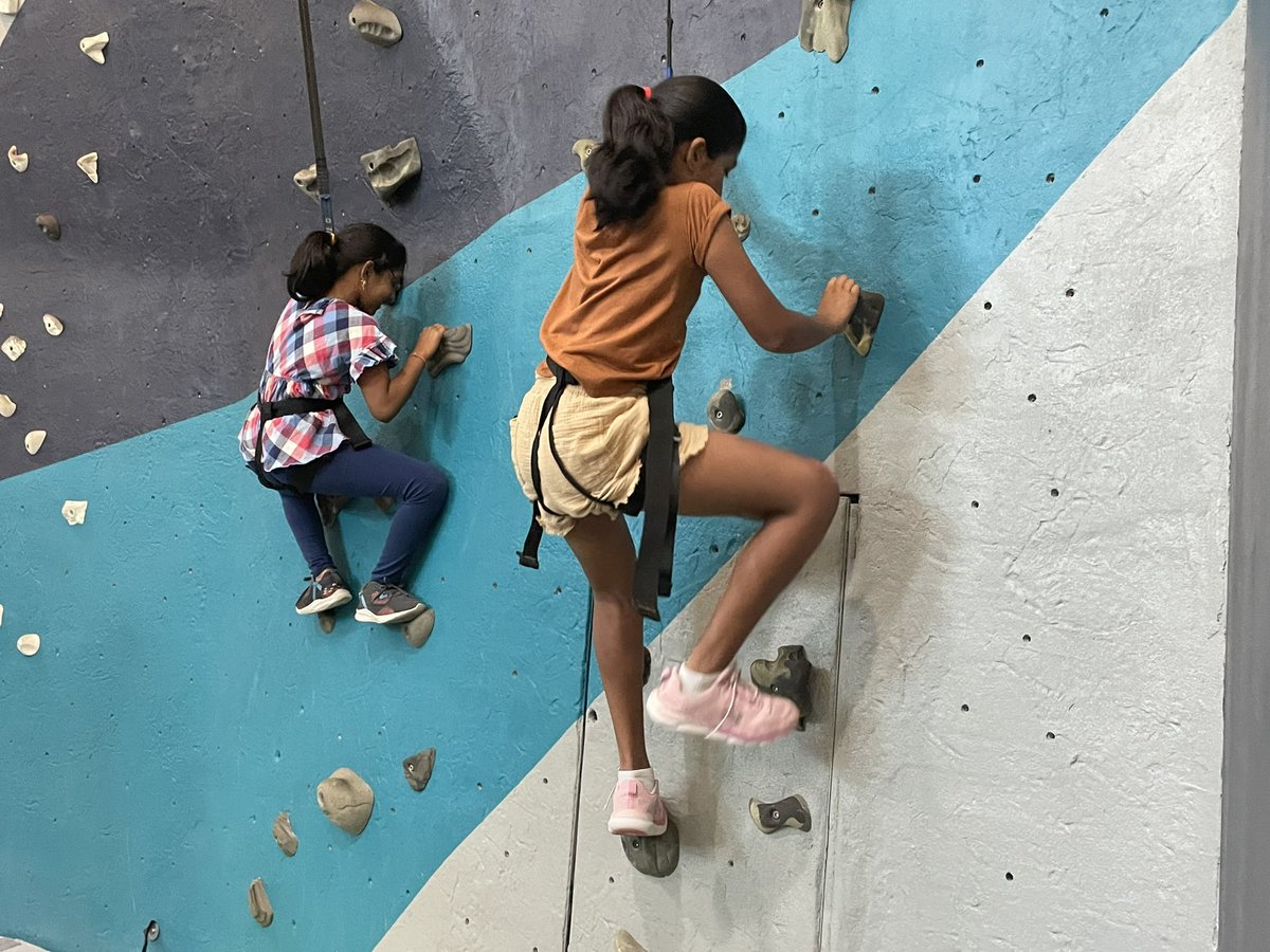 MI 5th grade students and their families enjoyed the DARE celebration tonight at the Mason CC.  Thanks Mr. Bowman and Officer Thibault for planning this Mason Moment.  #MIStrong