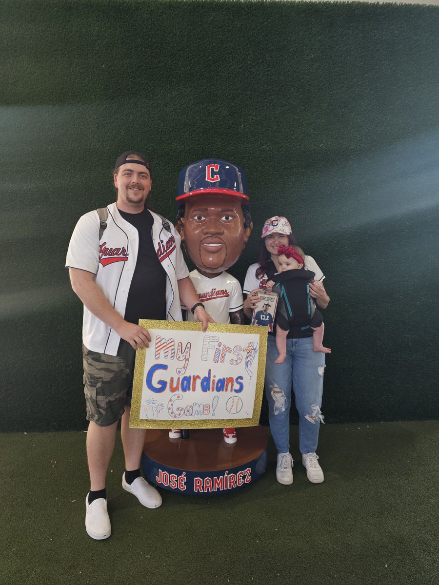 emilyeich7's tweet photo. Aria’s first Guardians game was a success! Go Guards! #ClevelandRocks https://t.co/V4q5RVKqp4