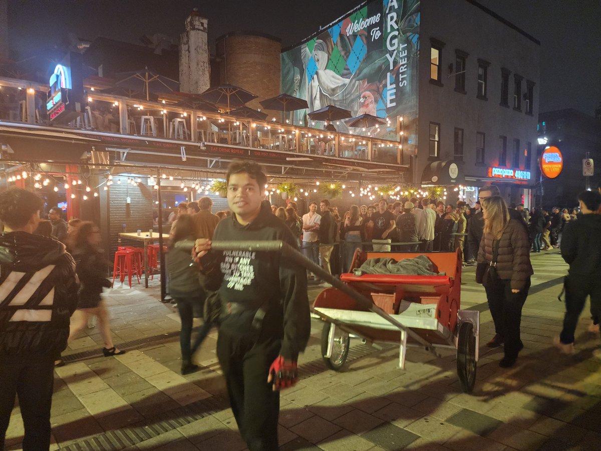 Saturday night on Argyle Street, and the people are out!!! You can smell summer. Also, welcome back #RickshawRides!! #DowntownHalifax #ArgyleStreet @pinthalifax