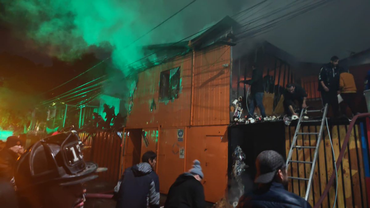 🔴 AHORA: imagen con la respuesta del Cuerpo de Bomberos de Santiago ante 3ª Alarma de #Incendio en San Benildo y Av. Miraflores, comuna de #Renca. En el lugar con 19 carros. @Comandantecbs #EmergenciasCBS #BomberosSantiago