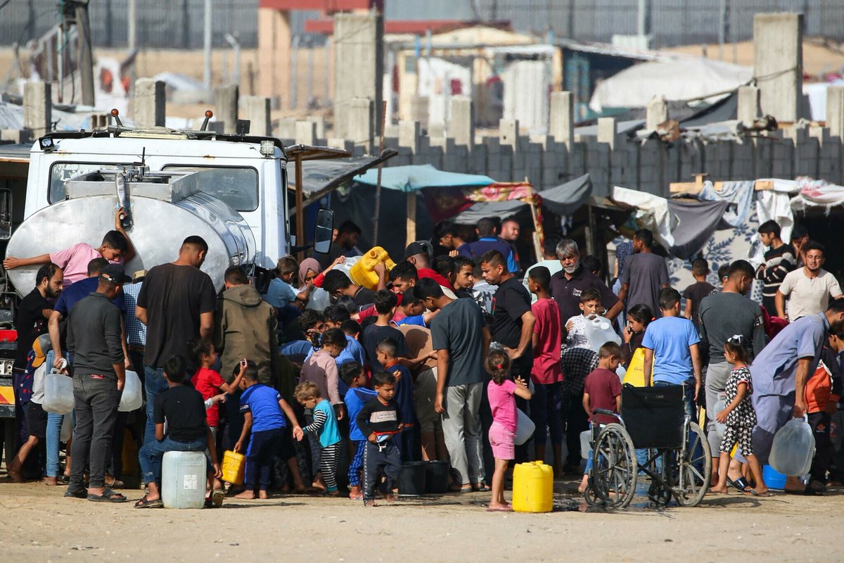 Près de 800 000 personnes ont fui Rafah depuis le 6 mai, selon l’Unrwa, l'agence de l’ONU pour les réfugiés palestiniens. «Elles sont principalement allées dans les zones du centre et à Khan Younès, y compris dans des bâtiments détruits» ➡️ l.leparisien.fr/SCFW