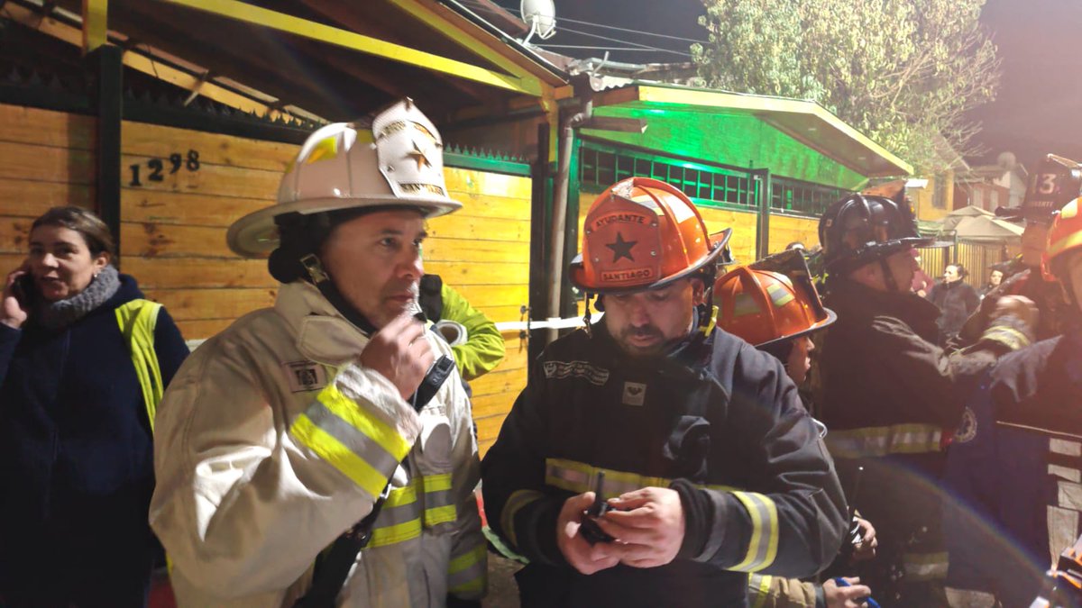 AHORA: el 2° Comandante del Cuerpo de Bomberos de Santiago, Giorgio Tromben Marcone, asume el mando y coordinación de las operaciones en 3ª Alarma de Incendio, en San Benildo y Av. Miraflores, #Renca. #EmergenciasCBS #BomberosSantiago