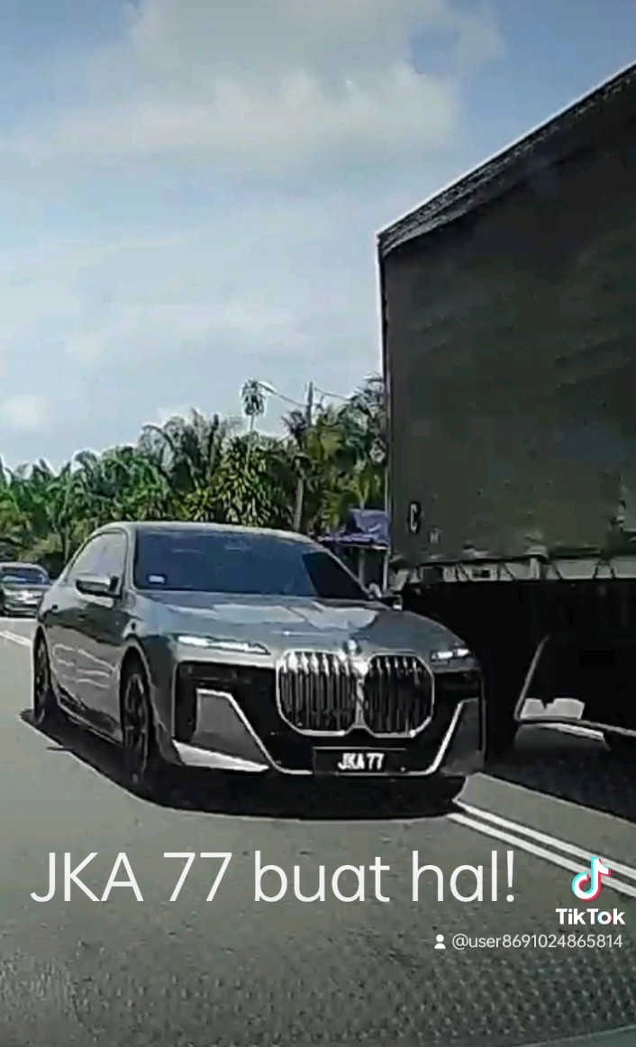 update11111's tweet photo. Hampir kemalangan kalau tak elak JKA 77 ni.

#Pdrm
#Jpj https://t.co/YaVoQZY2ah