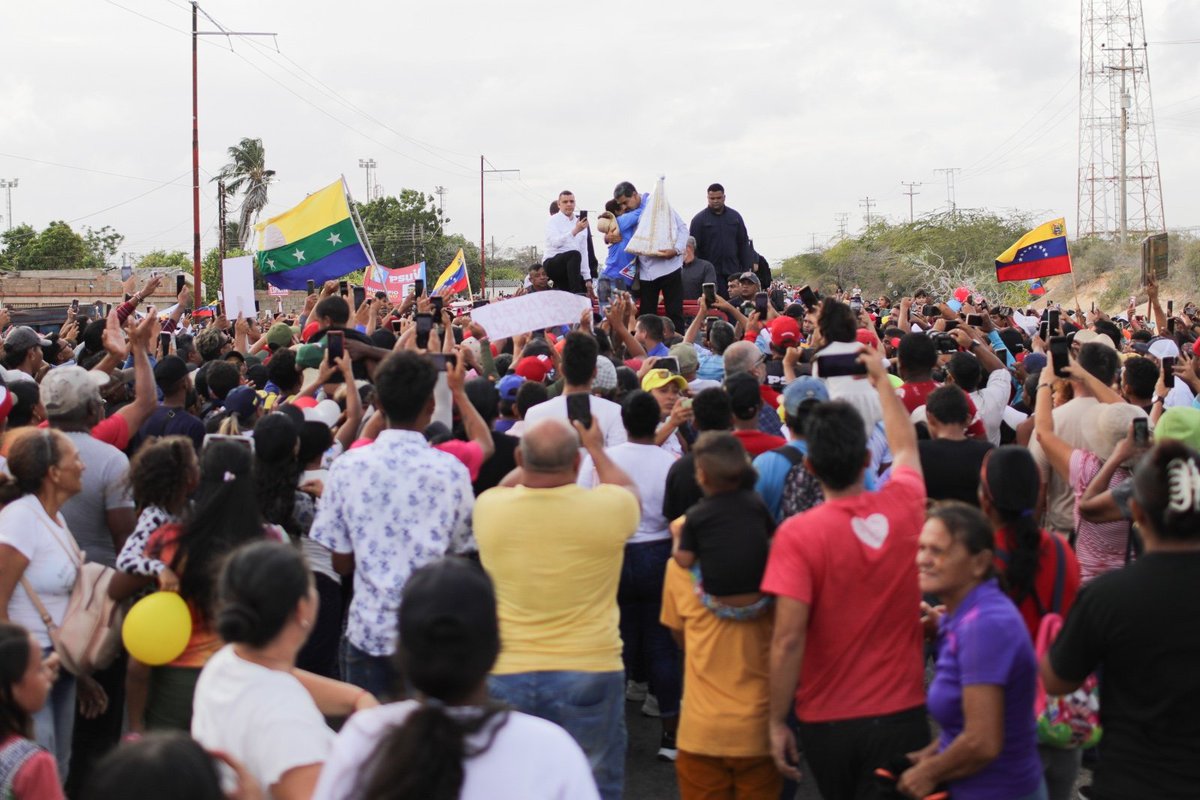 18May Miles de hombres y mujeres del pueblo de de Guamache, en el estado Nueva Esparta, se lanzaron a las calles al encuentro con nuestro presidente @NicolasMaduro durante su visita a la isla.
#VenezuelaSiempreVence