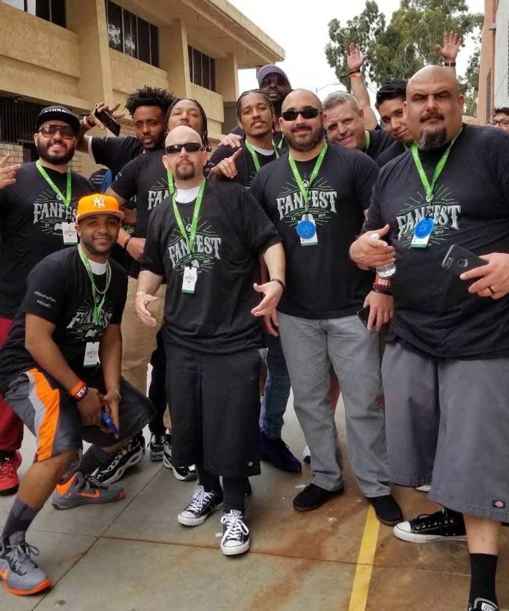 SOUTHBOUND110's tweet photo. Getting close to #XboxFanFest and starting to reminisce bout the great times over the years and friendships forged. Don't know what's going on these days but this is something they can never take away #PASSION #XBOX4EVER #EmeraldKing https://t.co/pMp1xcp8Uk