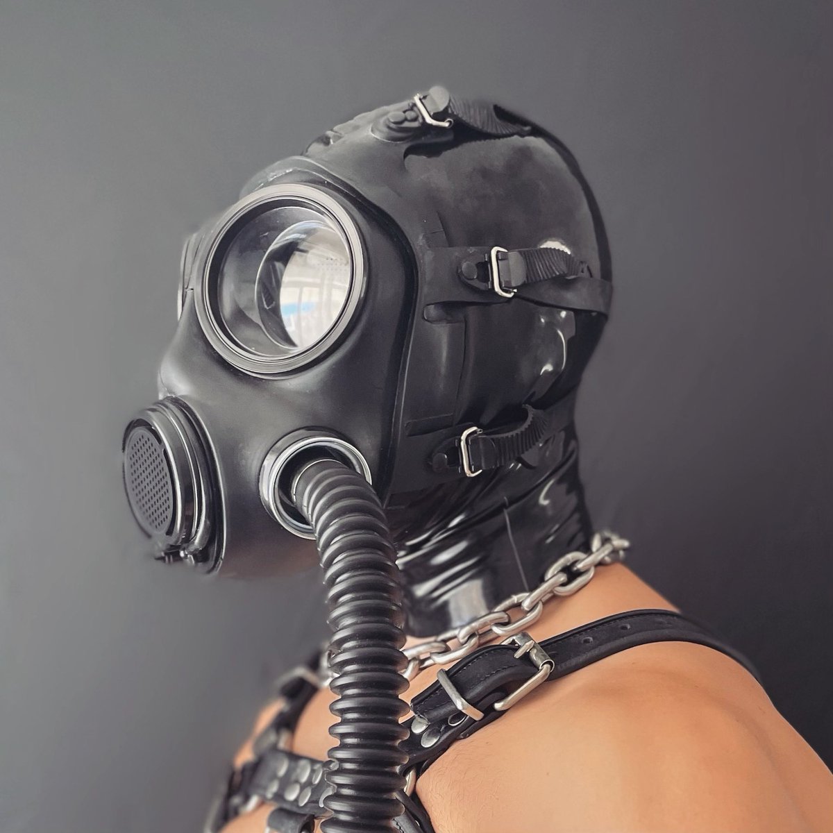 TheJamesChaseX's tweet photo. Just a casual weekend look from @REGULATIONstore 😈
#GayKink #KinkCommunity #GayFetish #RubberGear #GasmaskKink https://t.co/uC0I70xUVm