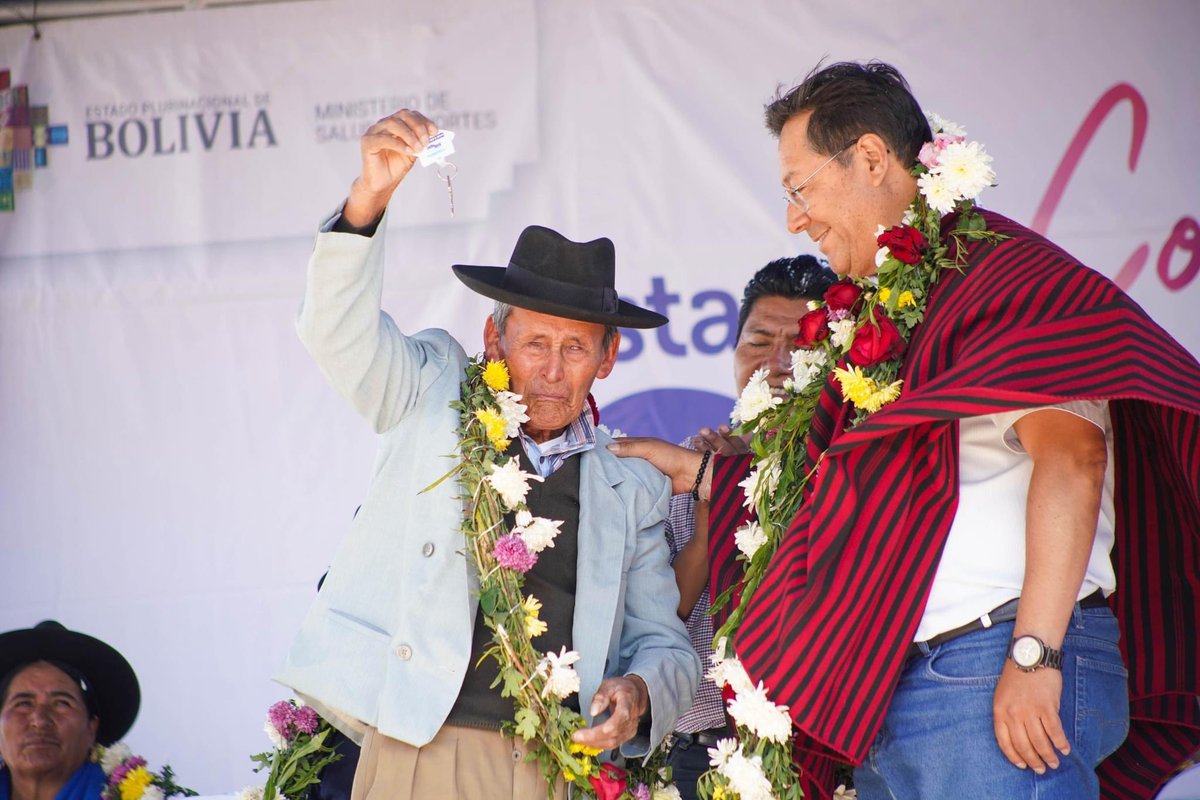LuchoXBolivia's tweet photo. Contentos de inaugurar obras en el municipio de Yamparáez, donde nos habíamos comprometido a entregar un Centro de Salud Integral y hoy cumplimos nuestra promesa. Esta importante obra permitirá cuidar con calidez y calidad la salud de nuestras hermanas y hermanos de esta bella región. Además, entregamos maquinaria pesada, atajados para el mejoramiento de la producción agrícola y 40 viviendas dignas a las familias que más lo necesitan. ¡Felicidades!