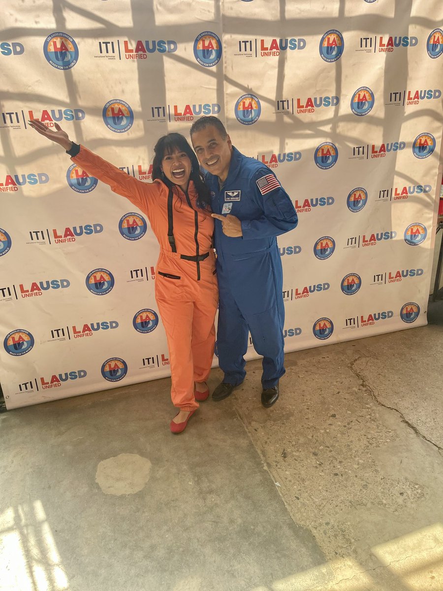 Can we talk about how cool it was to meet @Astro_Jose, former @nasa astronaut, at the #CS4LAUSD Conference?🤩 His discipline, dedication and gratitude is remarkable. If you don’t know his story yet, watch #AMillionMilesAway 🚀 Thank you for being an inspiration @laschools!👩🏽‍🚀👨🏽‍🚀
