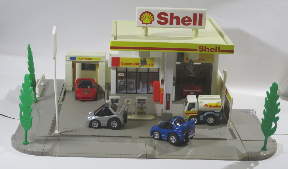 旧トミカタウンのガソリンスタンドでセナ・プロ時代の昭和シェル石油を