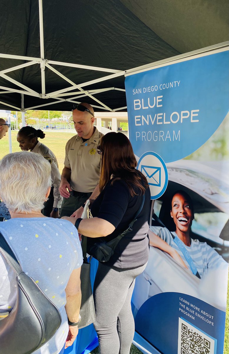 Today was a perfect day for @SDSheriff #blueenvelopeprogram outreach and a refreshing blue snowcone on this beautiful sunny #sandiego day🌞☀️🕶💙 #InYourCommunity #teamblue