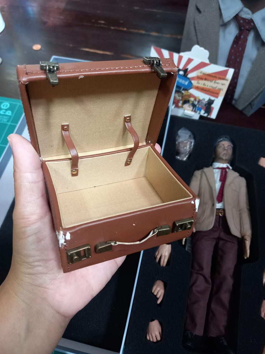 joily_k's tweet photo. 😆FIRE A018 1/6 MR. BEAN Rowan Atkinson Action Figure Toy Model 😆
✅ ฟิกเกอร์มิสเตอร์บีน มือ 2 สภาพสะสม ชิ้นส่วนครบ 
**ตำหนิ มุมกระเป๋าเดินทางมีรอยถลอกจากการเปิด-ปิด**
*** ตำหนิ กาวจุกรอยต่อหัวอะไหล่เสื่อมสภาพ ติดกาวเองได้***
⛔️ ราคา 2,500.- บาท รวมส่ง EMS #MRBEAN #RowanAtkinson https://t.co/SSOvrFTNhi