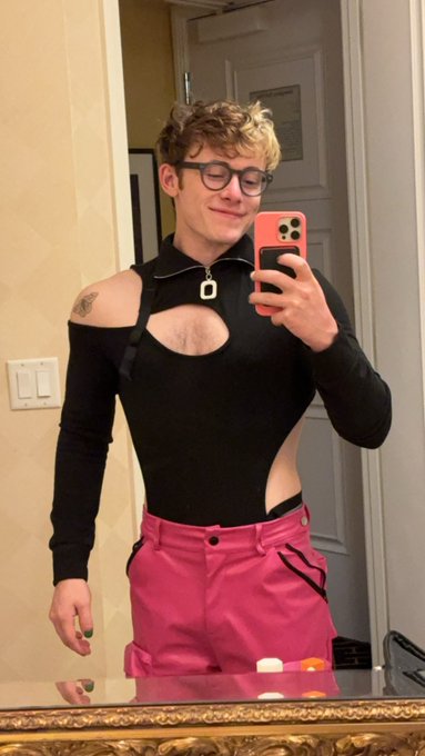 Thoughts on my day 2 outfit? https://t.co/dnpGbQ7pp3