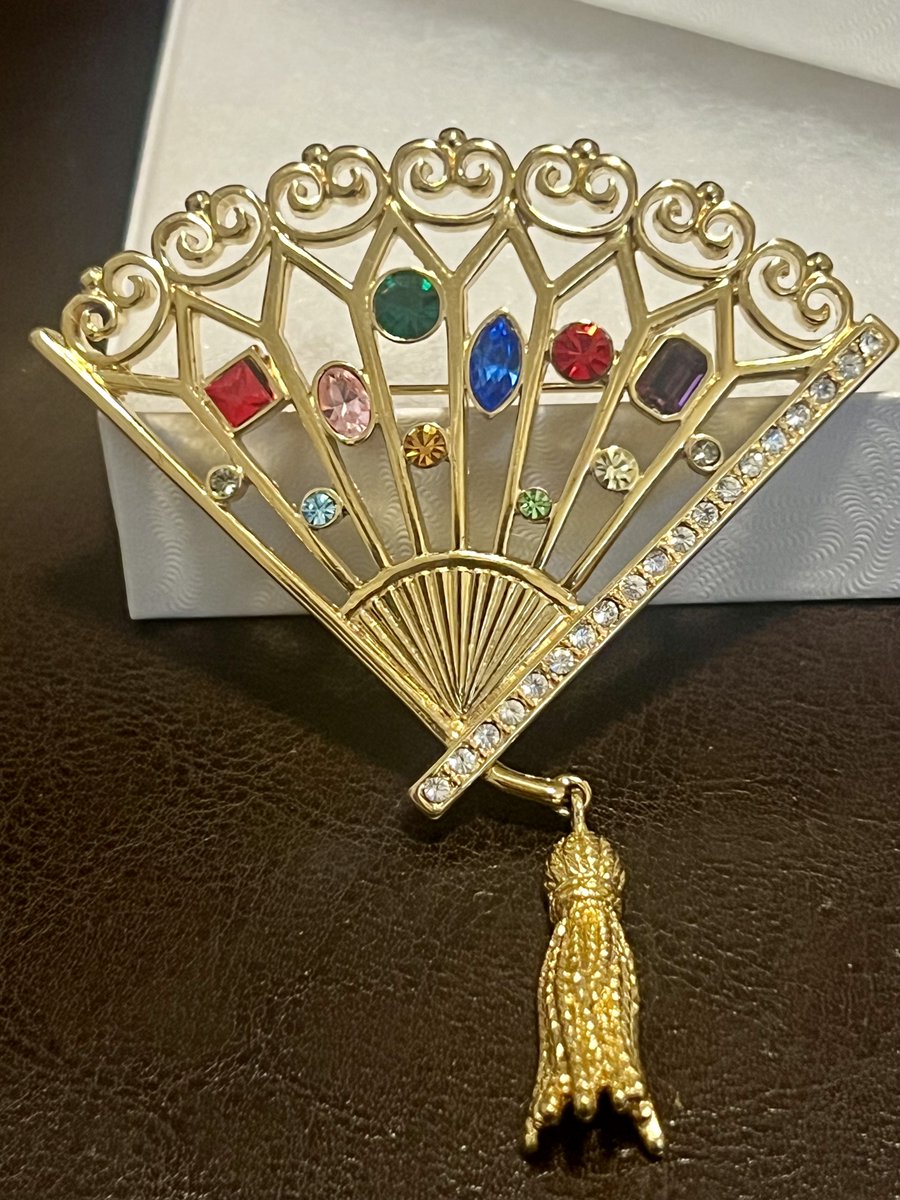 VINTAGE #TRIFARI FAN Brooch Multicolor #Rhinestones Gold Tone #lapelPIN 1998 

#vintagebrooch #trifarijewelry #designersigned #statementjewelry #vintagejewelry #rhinestonejewelry #vintage90s #trifarijewelry #collectibles #ebayfinds #brooch #broochstyle 

ebay.com/itm/2667437330…