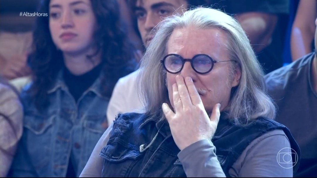fefacolorada's tweet photo. "Quem ocupa o trono tem culpa, quem oculta o crime também. Quem duvida da vida tem culpa, quem evita a dúvida também tem".

Lucas Lima cantando Humberto Gessinger ficou lindo! 
#Altashoras https://t.co/pKDPM1OgcJ