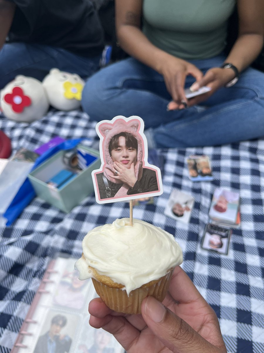 ☆ ATEEZ CUPCAKES AT THE ATINY PICNIC TODAY ☆ HUGE SHOUTOUT TO OUR CUP-SLEEVE AND VENDING COORDINATOR ATINY CLARITZA FOR THESE! >>> COME TO OUR NEXT EVENT FOR SPECIAL FREEBIES AND TREATS <<<