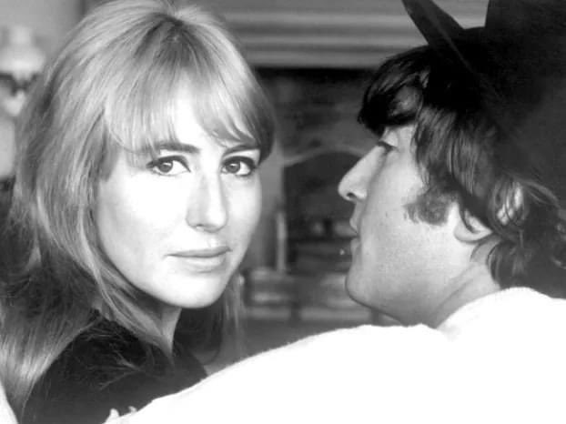 Cuando John Lennon conoció a Yoko Ono en 1966, se enamoró perdidamente. Dejó caer a su primera esposa, Cynthia, como si fuera una patata caliente. Tuvo una aventura y se casó con Yoko a principios de 1969. Le dio a su ex sólo un estipendio como acuerdo de divorcio, aunque