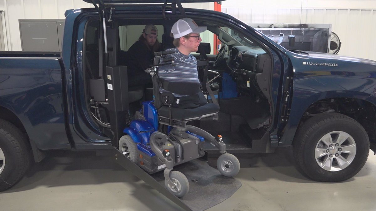 18-year-old with no arms or legs learns to drive with the help of a custom-made truck. MORE: kwtx.com/2024/05/16/18-…