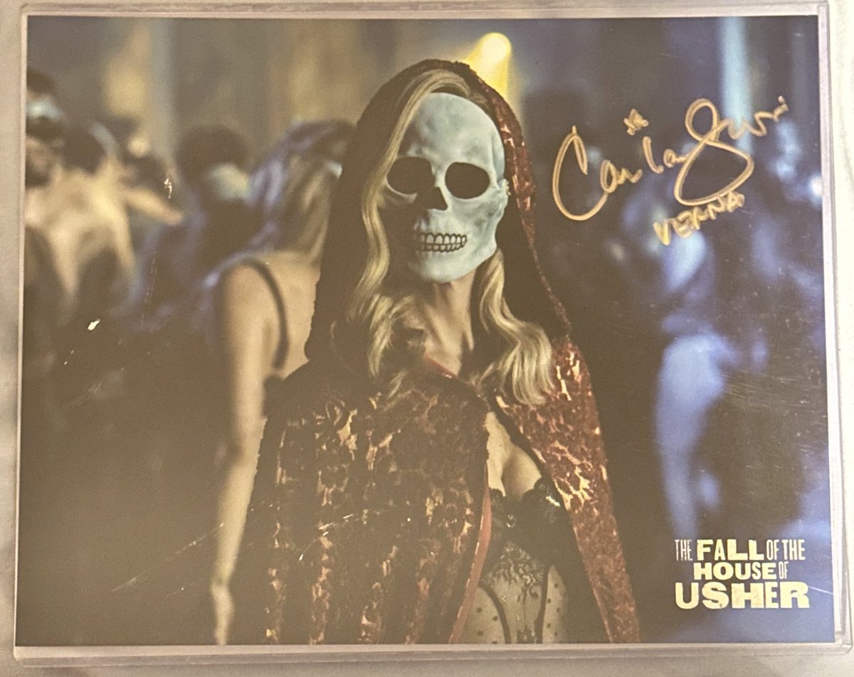 Got my #TheFallOfTheHouseOfUsher photo op from #MotorCityComicCon along with my autograph from #CarlaGugino didn’t have enough to get #BruceGreenwood autograph but was lucky enough to get a photo op with both