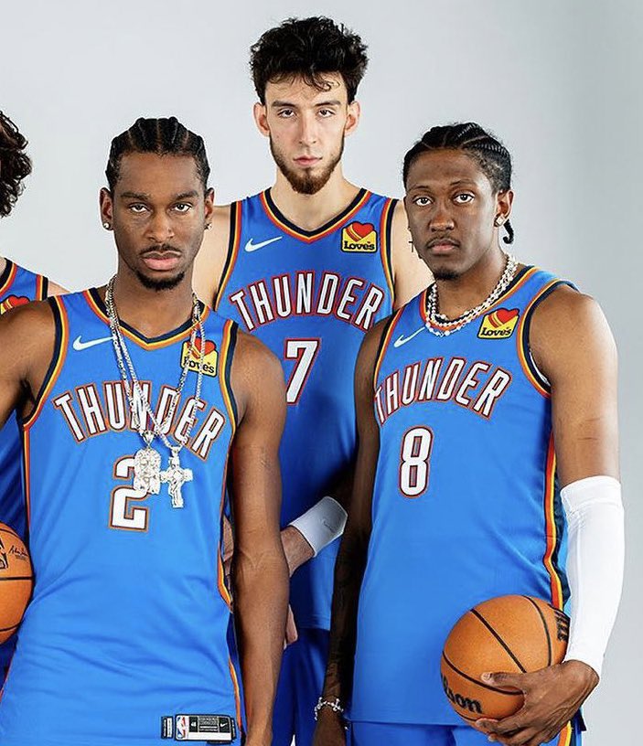 Foi simplesmente insano o que o Oklahoma City Thunder fez nesta temporada. 

Muitos esquecem que é o segundo time mais jovem da NBA... Chet e JDub ainda vão evoluir MUITO, o que vimos é apenas uma ‘pincelada’ do potencial deles.

A eliminação machuca? Sim! 

Mas também deixará o