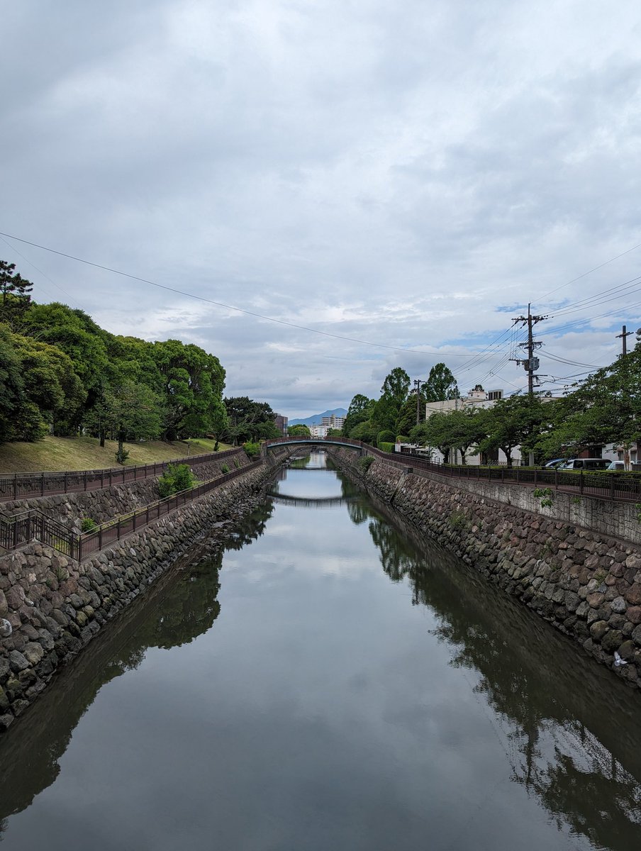 こんにちは。
大分市内より。😊
平和市民公園にある能楽堂と武漢の森の門。