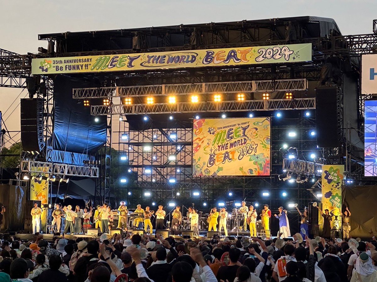 スカパラ、MEET THE WORLD BEAT 2024。なんと21年ぶりの出演！！到着した時からテンション上がりっぱなし😆燃え尽きた🥁最後は出演者の方達と『銀河と迷路』をセッション🎵21年前に生まれたこの楽曲が夕暮れ時に贅沢に輝き、極上の幸せを感じました❤️ありがとう、最&高✨✨ #スカパラ #FM802 #ミザワビ