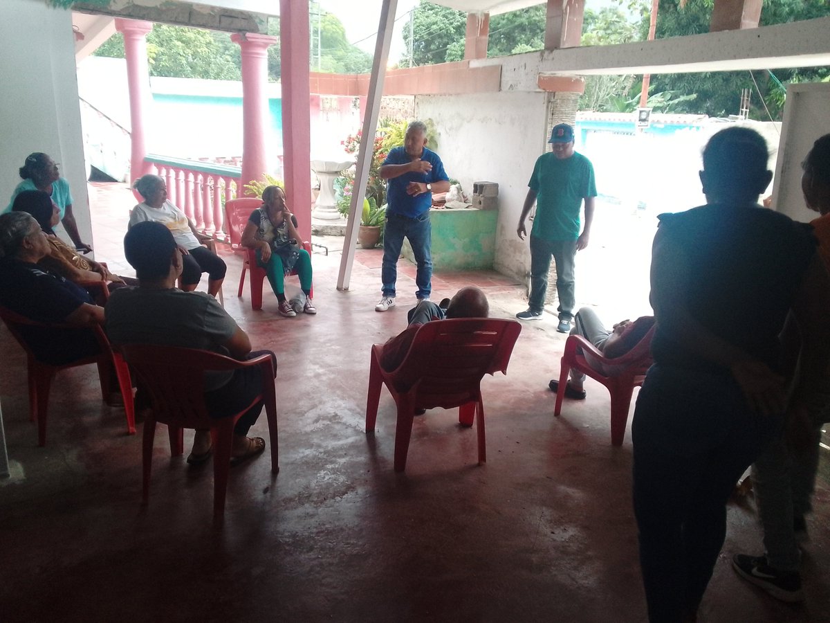 CarlosGuin7's tweet photo. Juramentación del comandito del Sector Las Quizandas, Parroquia Goaigoaza municipio Puerto Cabello, a cargo del delegado Seccional Rafael Pico Padrón, con la presencia de Lisandro Muñoz, Carlos Guin y la Dirigente Yusmely Lozada https://t.co/xuSF7P5KIR