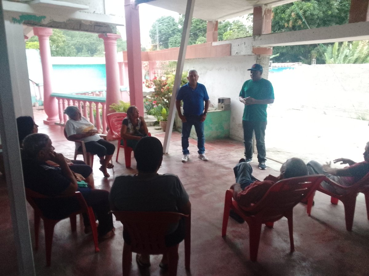 CarlosGuin7's tweet photo. Juramentación del comandito del Sector Las Quizandas, Parroquia Goaigoaza municipio Puerto Cabello, a cargo del delegado Seccional Rafael Pico Padrón, con la presencia de Lisandro Muñoz, Carlos Guin y la Dirigente Yusmely Lozada https://t.co/xuSF7P5KIR