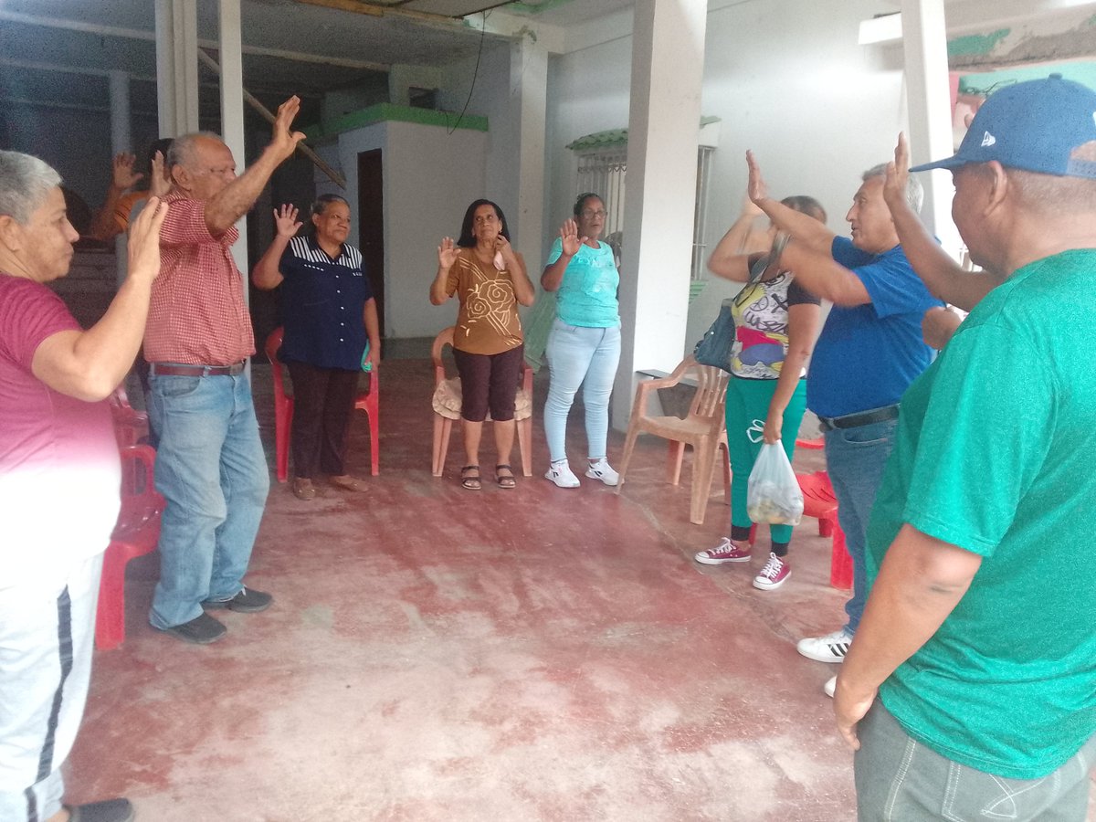 CarlosGuin7's tweet photo. Juramentación del comandito del Sector Las Quizandas, Parroquia Goaigoaza municipio Puerto Cabello, a cargo del delegado Seccional Rafael Pico Padrón, con la presencia de Lisandro Muñoz, Carlos Guin y la Dirigente Yusmely Lozada https://t.co/xuSF7P5KIR