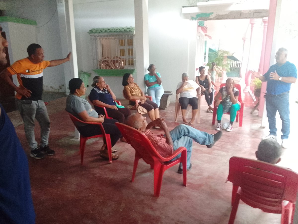CarlosGuin7's tweet photo. Juramentación del comandito del Sector Las Quizandas, Parroquia Goaigoaza municipio Puerto Cabello, a cargo del delegado Seccional Rafael Pico Padrón, con la presencia de Lisandro Muñoz, Carlos Guin y la Dirigente Yusmely Lozada https://t.co/xuSF7P5KIR