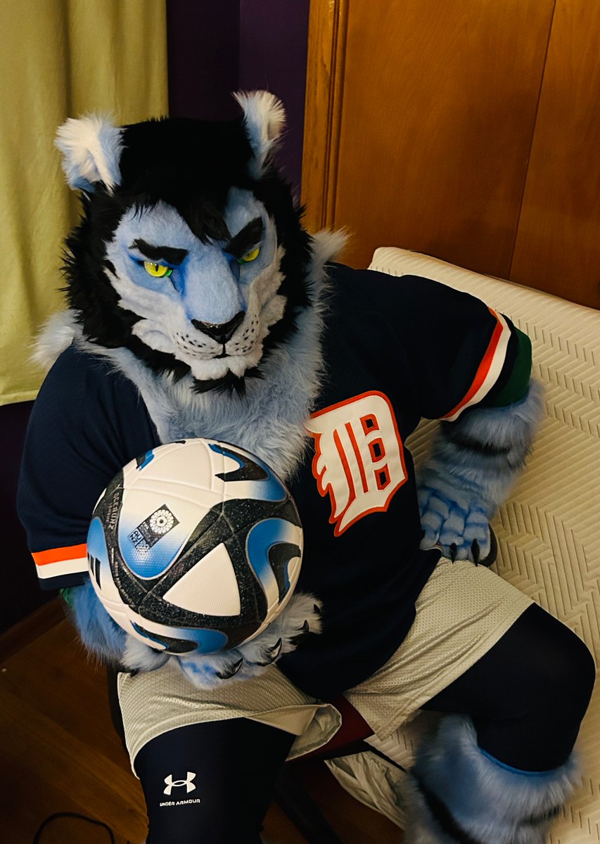 Hey! I’m Stevie. I’m new around here, but… Would you be down for a game? Baseball, soccer, you name it. Let’s go. 🪡: @SHAN_JUN_ 📸: [anonymous handler]