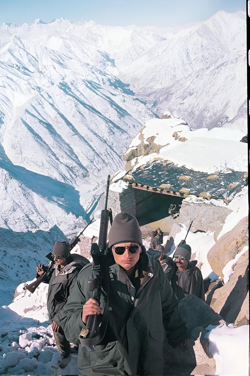 One of the most badass pictures of the Indian Army soldiers patrolling during the Kargil War !!
