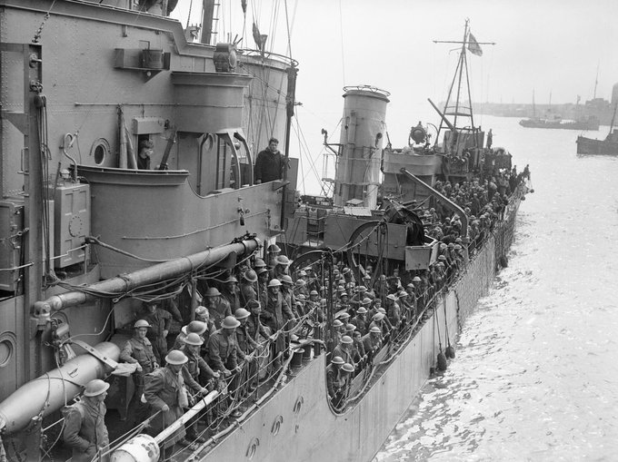 RIGHT NOW in 1940, the signal goes out to begin a mass evacuation of British troops from #Dunkirk. Over the next eight days, #OperationDynamo will see an improvised armada of more than 800 navy warships, freighters, ferries and civilian pleasure boats rescue 338,000 men.
