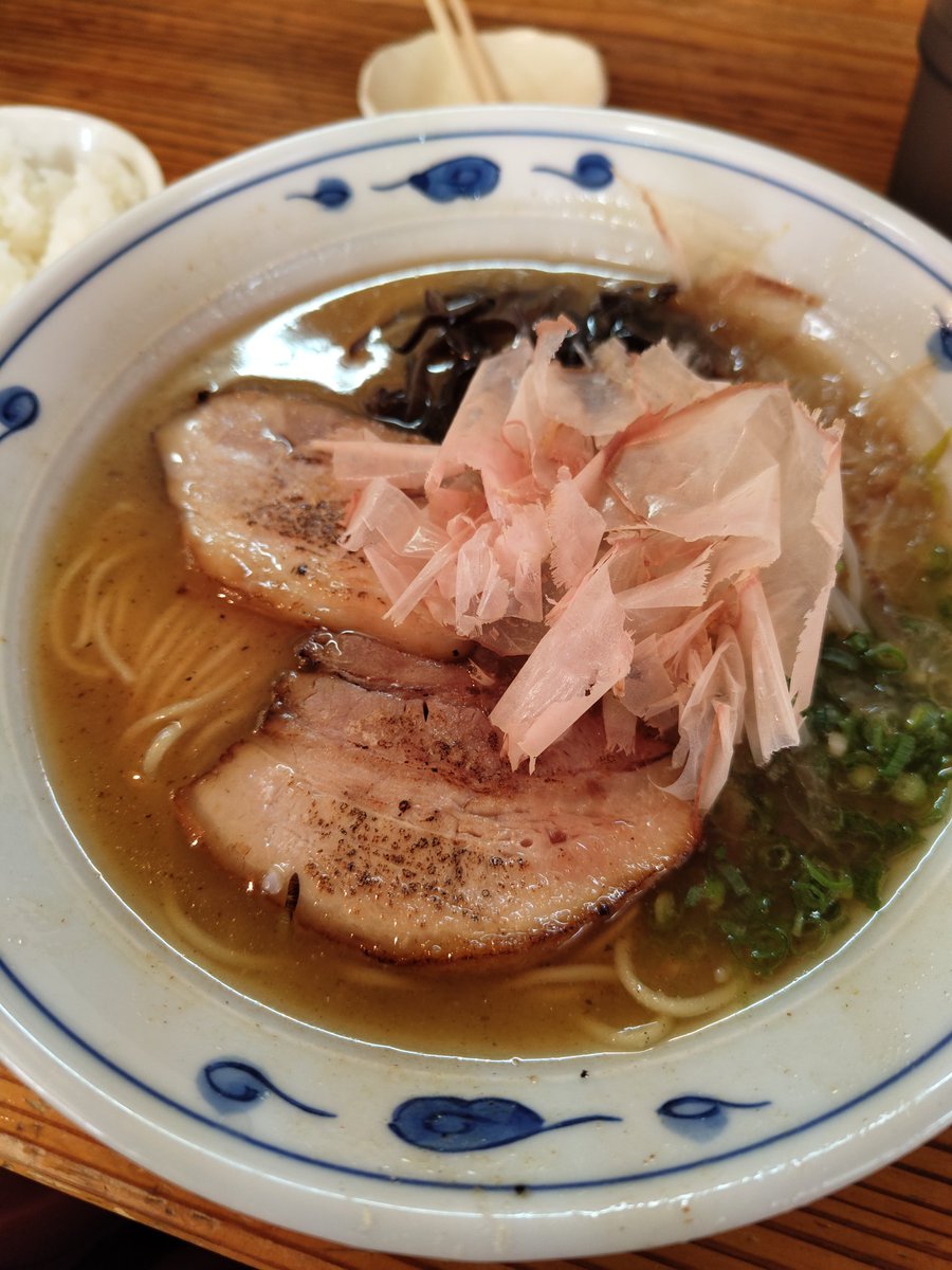 ２時過ぎに空港近くの山奥に、ラーメン食いにきたら、この台数の車…皆そんなラーメン好きなんか？