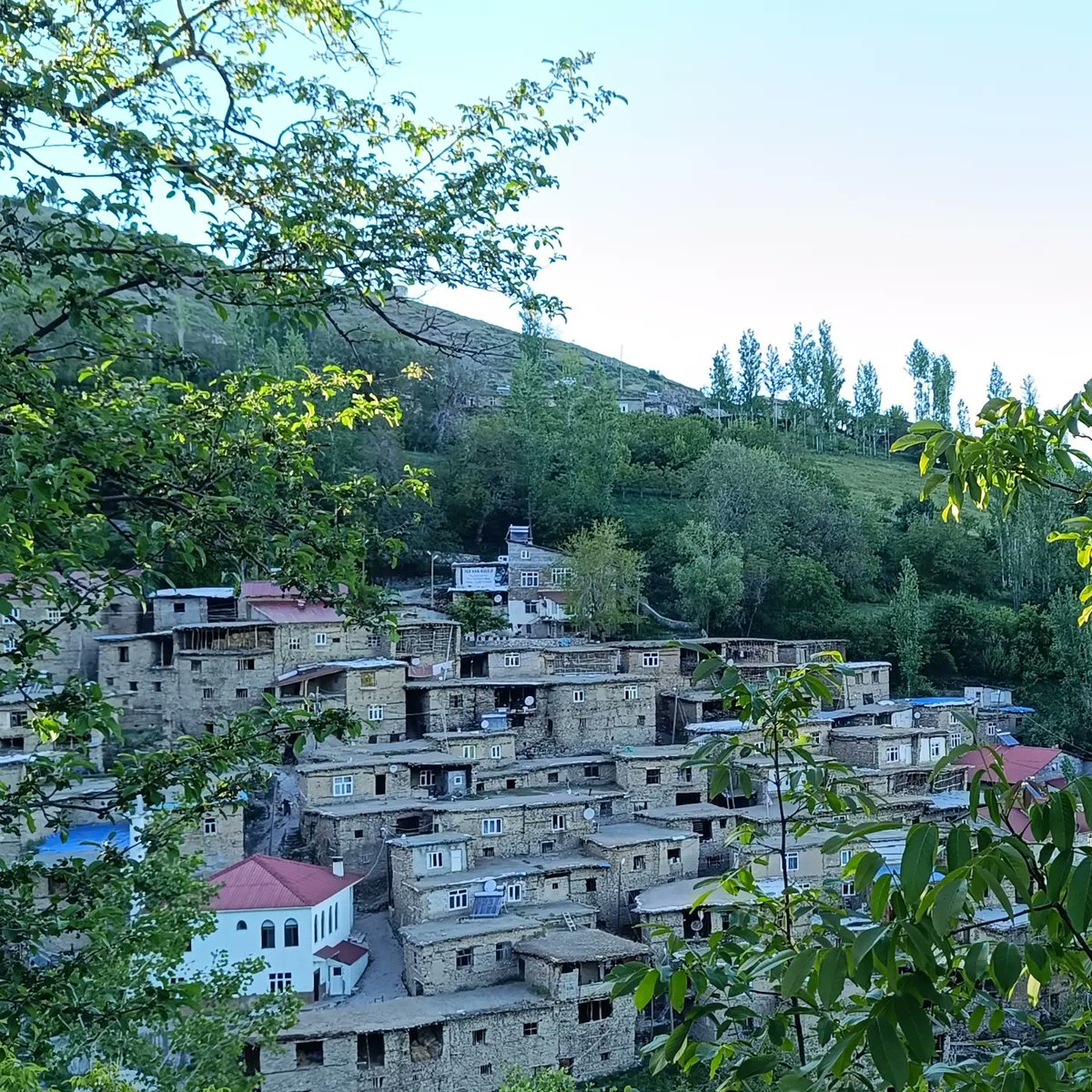 Bitlis #Hizan uzuntaş Köyü  Bir birinin Güneşini kapatmayan Taştan Evler.