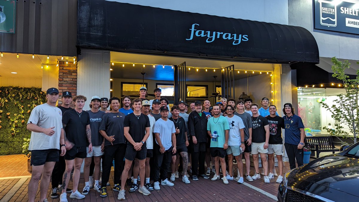 Thank you to Mike at Fayrays for opening up his restaurant tonight and cooking up some delicious Cajun food for the team!! 

@gecknation
#southernhospitality #cajunfood #delicious