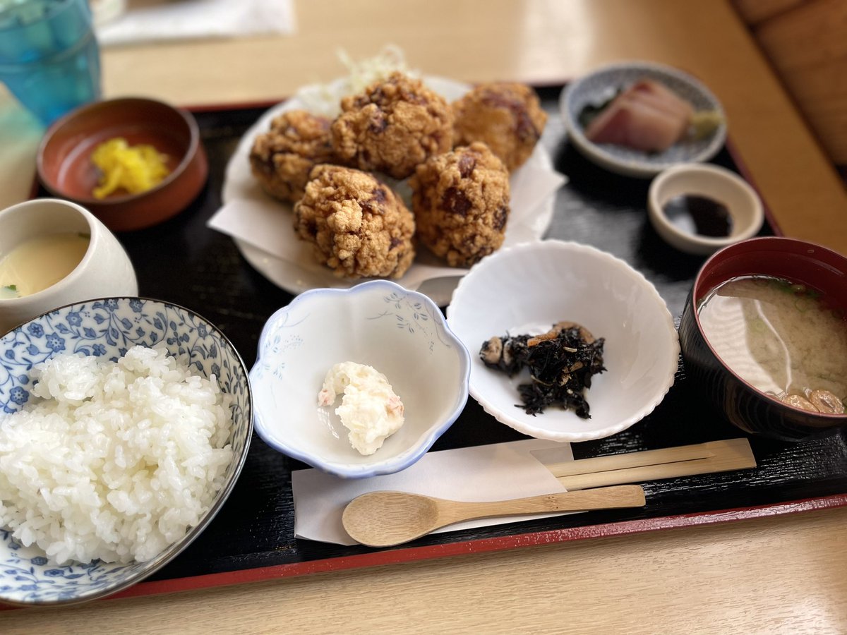 唐揚げ一個でご飯一杯いけそうだけど おかわり出来ないの🥹？ それか実は大盛り出来たり？ 冗談抜きでどんぶり飯ほしいww