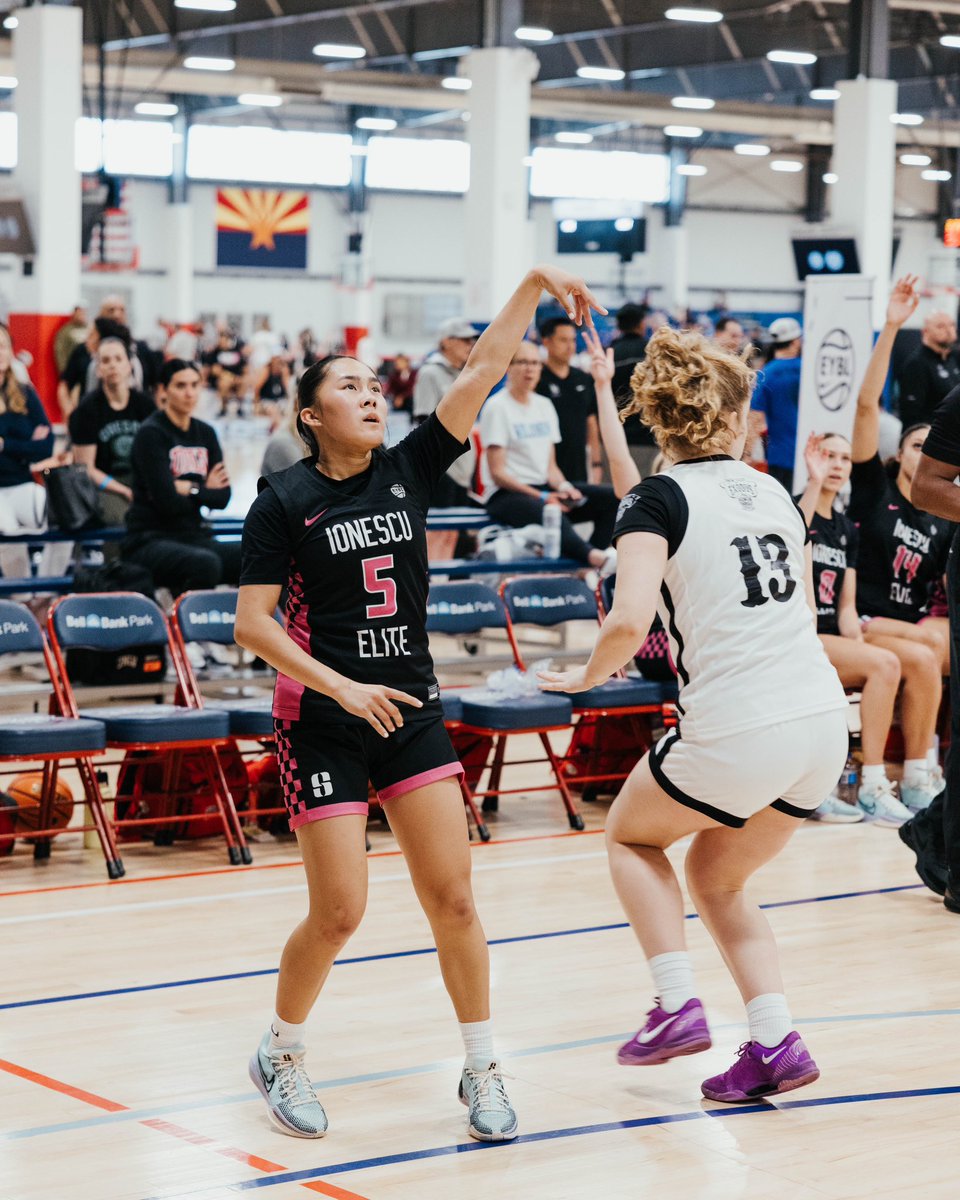 After being injured on the first play at Boo Williams @KkLacanlale in making her presence felt at Session 2 in Phonix @NikeGirlsEYBL @NikeTOChampions #onetwostars