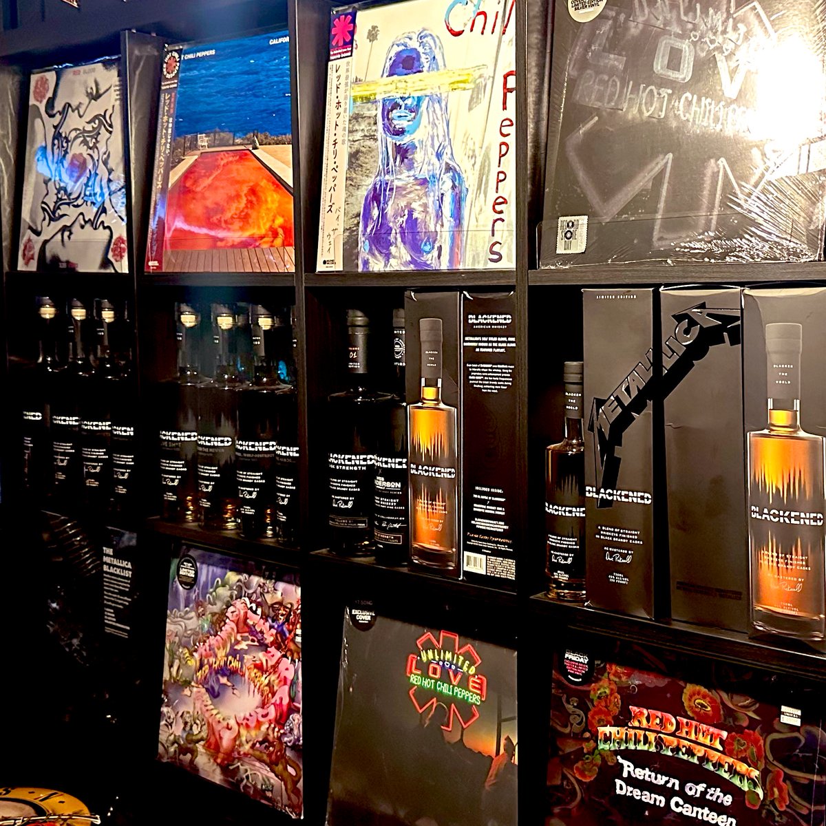 MetalJusticeTYO's tweet photo. Open at 3pm today Sunday May 19th‼️
本日5.19(日)の六本木@MetalJusticeTYOはレッチリ初日の感動に浸るオーナーSHINJI担当の”昼飲みサンデー“15:00-20:00にオープンします☀️🍺
店内ディスプレイはRHCPで埋めました🟥🔥🌶️🧦
今週末は国内外の@ChiliPeppers ファンが連日集って #RedHotChiliPappers へのアンリミテッドラブを交換していますので是非お立ち寄りくださいませ🤘