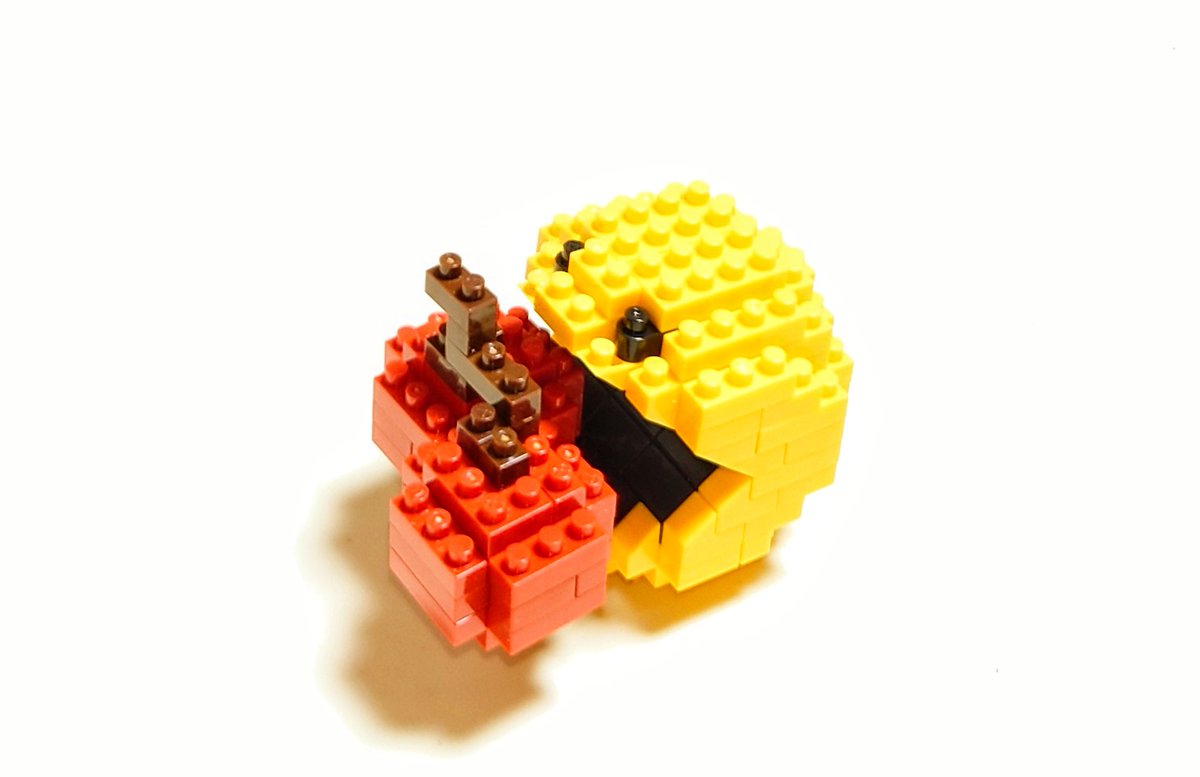 pinkhamham777's tweet image. #ナノブロック
今日は #パックマン が発表 された日だそうです。
スペースインベーダーの大ヒットでアーケードゲームが流行し、女性にもゲームを楽しんでもらえるようにと開発されたのがパックマンでした。

また今日は #うなぎの未来を考える日 だそうなので、ちょっとうなぎの未来も考えてみました🤣